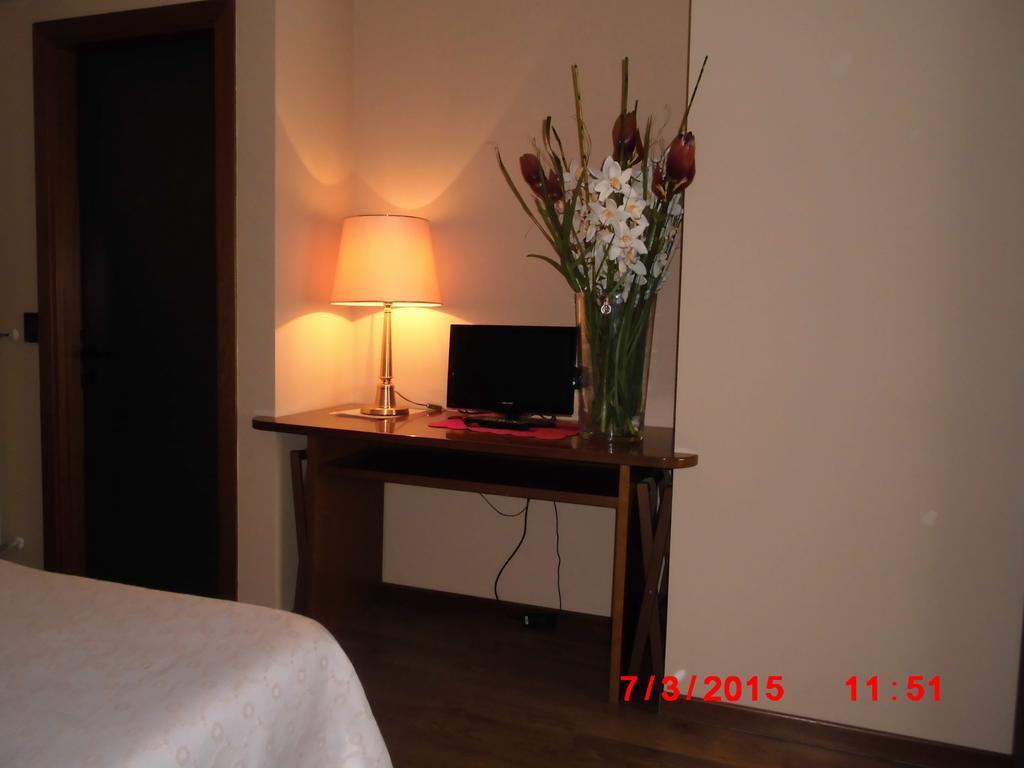 Albergo Ponte Vecchio チェルノッビオ 部屋 写真
