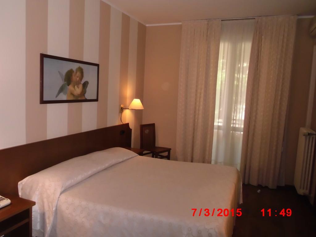 Albergo Ponte Vecchio チェルノッビオ 部屋 写真