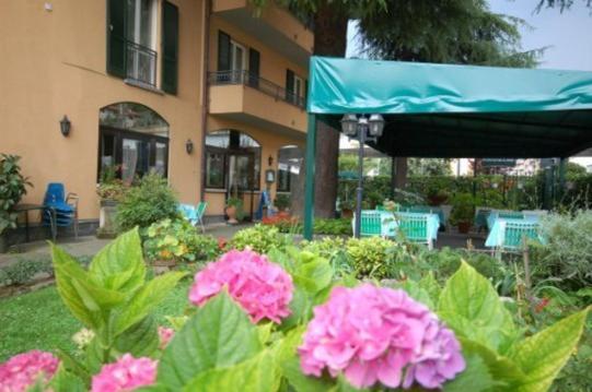 Albergo Ponte Vecchio チェルノッビオ 部屋 写真