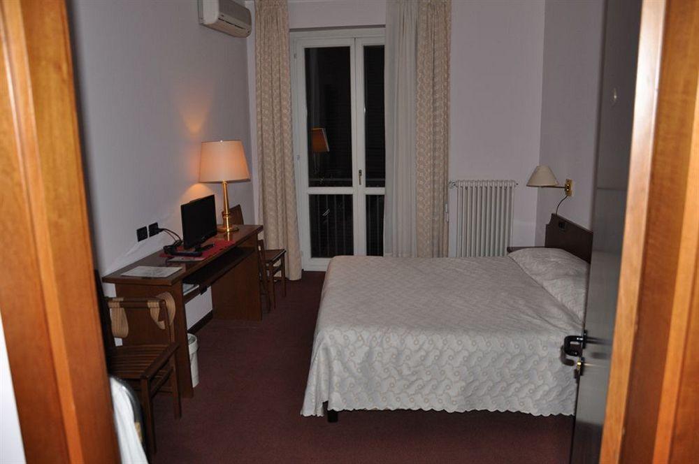 Albergo Ponte Vecchio チェルノッビオ エクステリア 写真